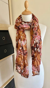 This 180cm x 105cm contemporary  floral print in contrasting shades of brown and pink is made of 100% viscose, making it super soft and crease resistant. Its timeless print adds a stylish finish to any outfit.