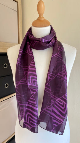 This stylish magenta abstract design scarf will be sure to make a statement. Crafted from 100% polyester, it's luxuriously soft to the touch and measures approximately 150cm by 35cm.