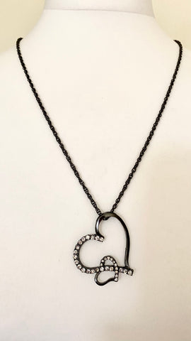This heart design necklace is set with sparkling faux diamonds and is sure to catch everyone's eye. With a length of 70cm plus a 6cm adjuster chain, you can wear it at your desired length, the lobster claw fastening ensures a secure and comfortable fit.