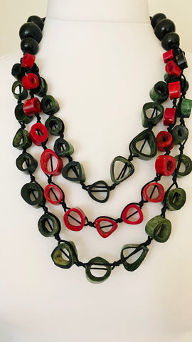 This stunning triple strand necklace features shades of green, red and black for a bold and fashionable look. With an overhead fit and adjustable length, it can be customised to your desired length for a comfortable and stylish wear. 