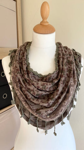 This cosy warm scarf is designed with a triangular shape and triple layers of 80% polyester and 20% cotton for a comforting, lightweight feel. With a maximum width of 170cm and a soft floral print, it will be sure to keep you warm all season.