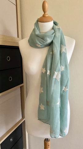 This versatile star design scarf in a soft shade of aqua is ideal for any wardrobe, it's super soft feel ensures you're both stylish and comfortable. Crafted with 100% viscose, it measures 180cm x 70cm, making it perfect for a range of occasions.