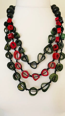 This stunning triple strand necklace features shades of green, red and black for a bold and fashionable look. With an overhead fit and adjustable length, it can be customised to your desired length for a comfortable and stylish wear. 