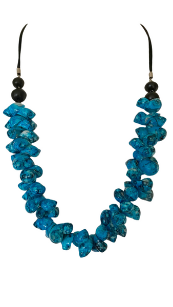 Expertly crafted with vibrant faux sea shells, this azure blue necklace boasts an overhead fit for effortless style. Elevate any outfit with this eye catching accessory, perfect for adding a touch of elegance and sophistication. A must have for any jewellery collection.
